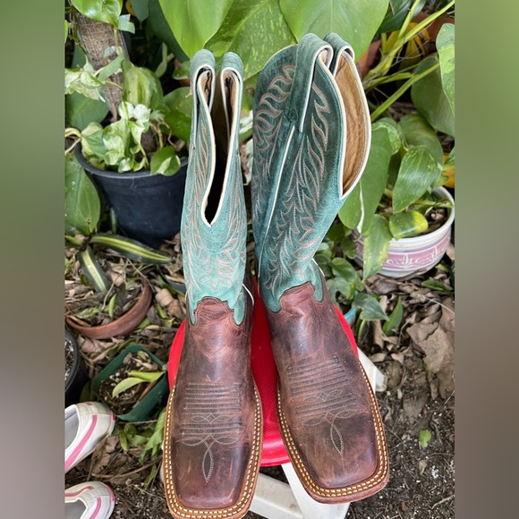 Cowgirl boots size 8D Nocana in excellent used condition retails for $199.